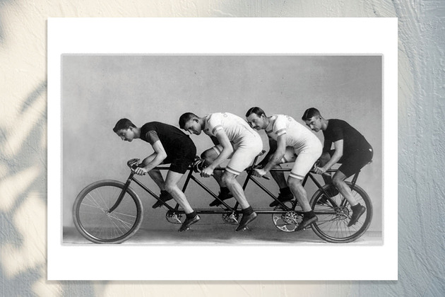 fotografia Fotografia z passepartout: Mężczyźni na rowerze