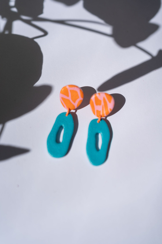 kolczyki z masy plastycznej Wiszące kolczyki w organicznym kształcie