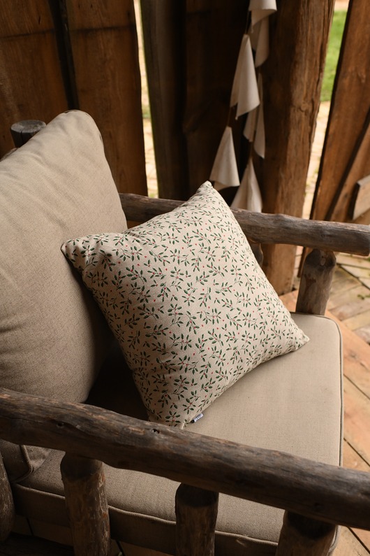 poduszki z grafiką Świąteczna poszewka na poduszkę z motywem gałązek ostrokrzewu