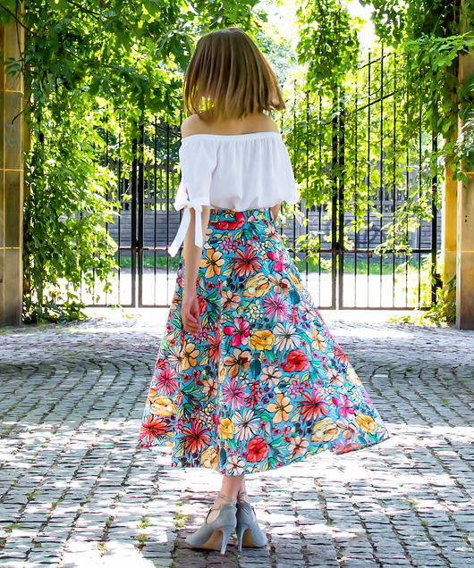 Kwintesencja Kobiecości butelkowa zieleń SKIRT STORY