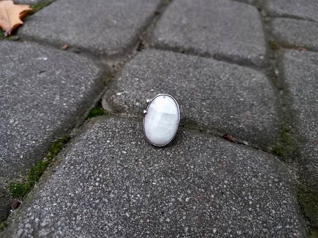 Księżycowy - pierścionek regulowany po drugiej stronie lustra