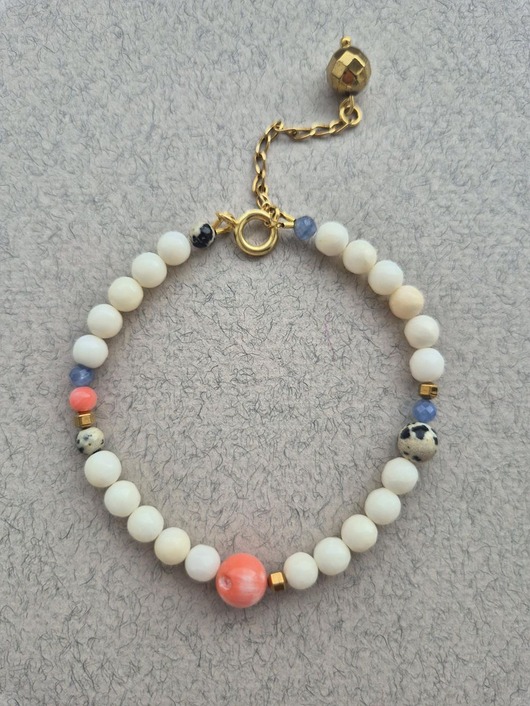 bransoletki z kamieni naturalnych Pastelowa bransoletka z białych i różowych korali i szafirów