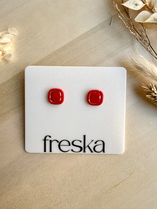 kolczyki z masy plastycznej Kolczyki Kwadraty z Ramką czerwone ze złotym twistem