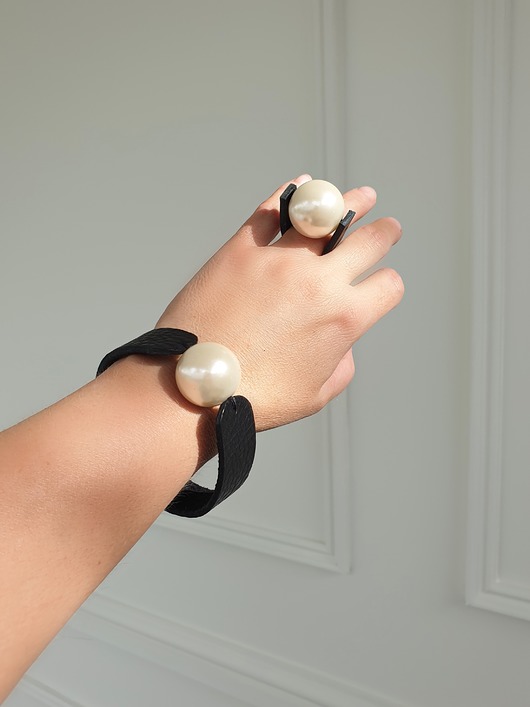 komplet biżuterii Komplet pierścionek i bransoletka ze skóry naturalnej czarnej z dużą perła
