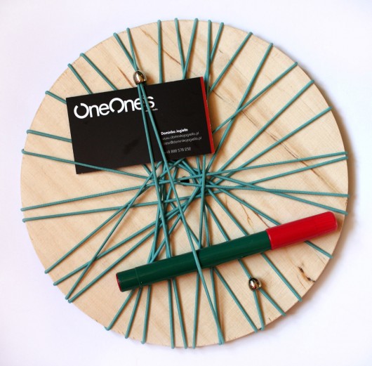 String Out! / zielone pełne kółko OneOnes Creative Studio
