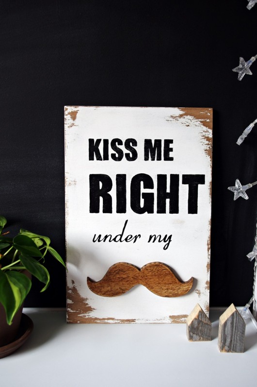 Typografia na sklejce MUSTACHE Any THING
