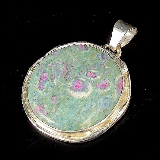 wisiory Fuchsyt  z rubinami