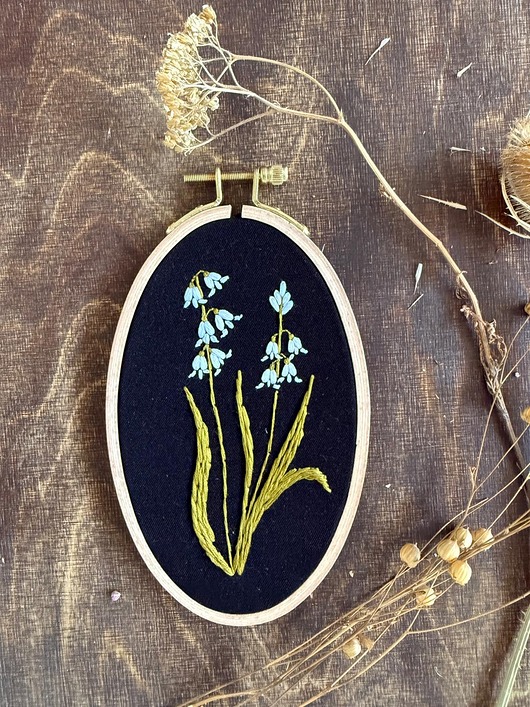 Ozdoby na ścianę Ręcznie haftowany obrazek "Konwalie"