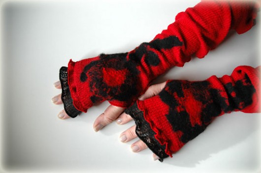 Red mittens malowane lnem