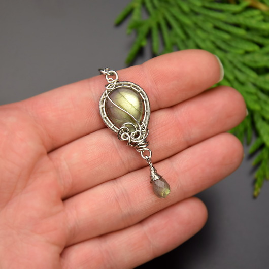 Wisiorek złoty labradoryt wire wrapping Agata Rozanska