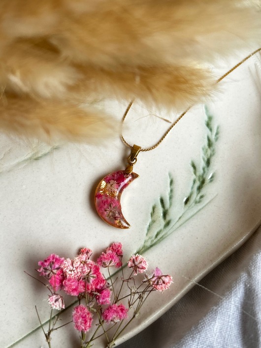 złote naszyjniki Naszyjnik Księżyc z różowymi kwiatami gipsówki
