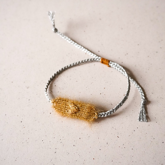 bransoletki - inne Bransoletka tkana na sznurku z haftowanym serduszkiem