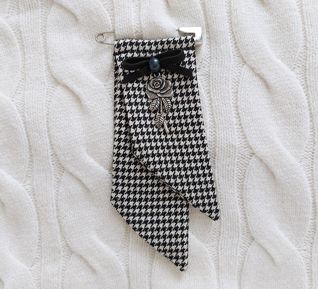 broszki Broszka na dużej agrafce - szarfa w pepitkę