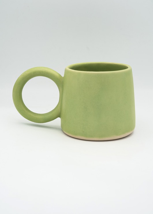 kubki Ceramiczny kubek z okrągłym uszkiem