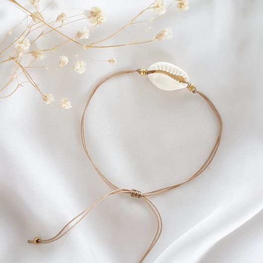 bransoletka z muszelką kauri LEI handmade 