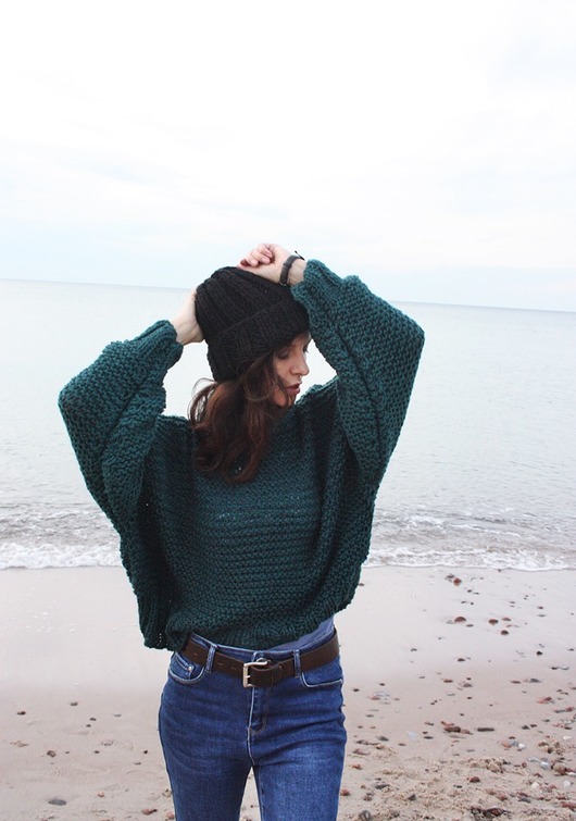 swetry damskie  Sweter handmade  z wełną  szmaragdowa zieleń