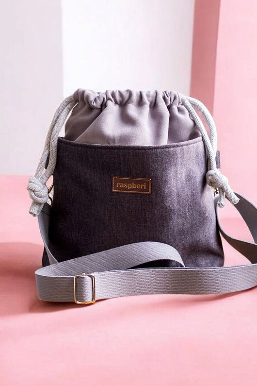 torebki mini Szara listonoszka z kominem z ciemnego weluru