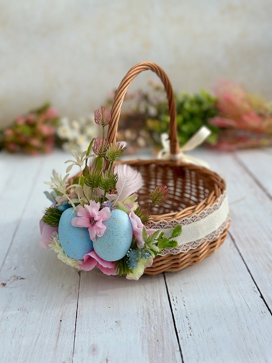 koszyki wielkanocne Wielkanocny koszyczek na święconkę, koszyczek z dekoracją