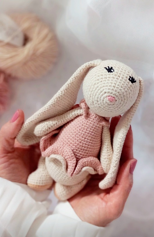 przytulanki dla niemowląt i dzieci Amigurumi szydełkowy KRÓLICZEK z ubrankiem