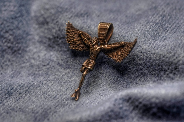 biżuteria męska "Icarus-Christus" - mały wisiorek na krawatce z brązu