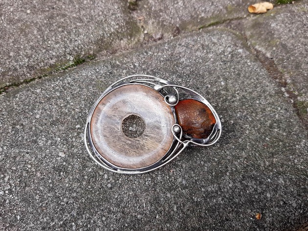 Nie dzisiaj - broszka po drugiej stronie lustra