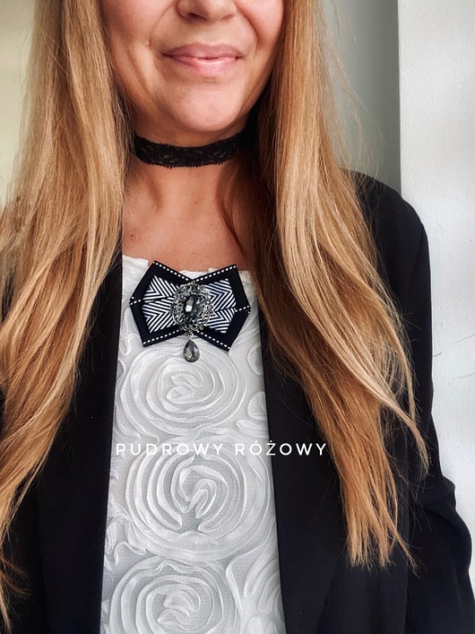 broszki Brosza Black & White z szarą kryształową ozdobą   NEW