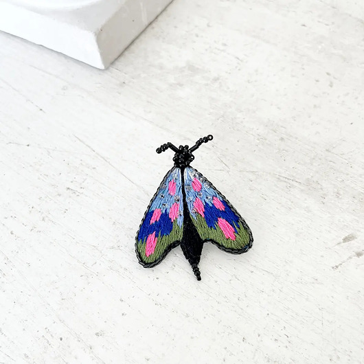 broszki Broszka ĆMA 42 ręcznie haftowana przypinka owady motyle