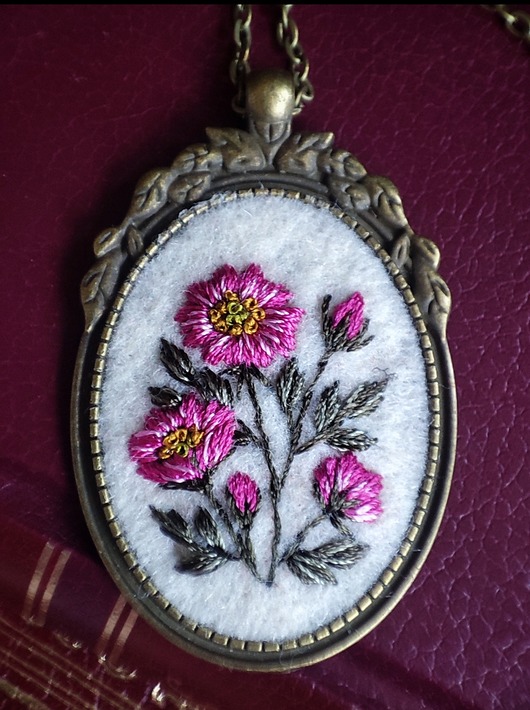 wisiory Haftowana zawieszka z dziką różą