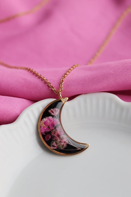 wisiory Naszyjnik księżyc z różową gipsówką
