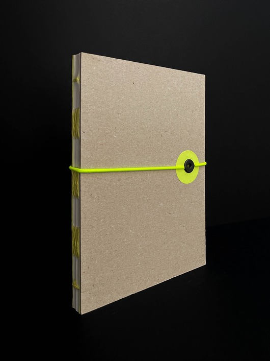 notatniki i albumy Notes w kropki zamykany na gumkę Fluo Yellow