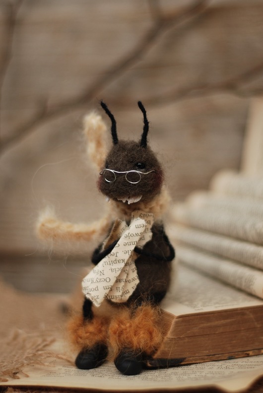 figurki i rzeźby Mol Książkowy-Okularnik