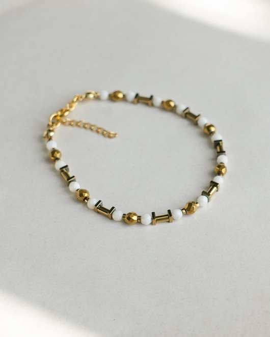 bransoletki z kamieni naturalnych Biało-złota bransoletka z muszli i hematytu