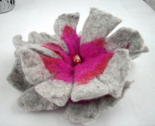 Jedwabnofilcowa Broszka: Little Rose filcant