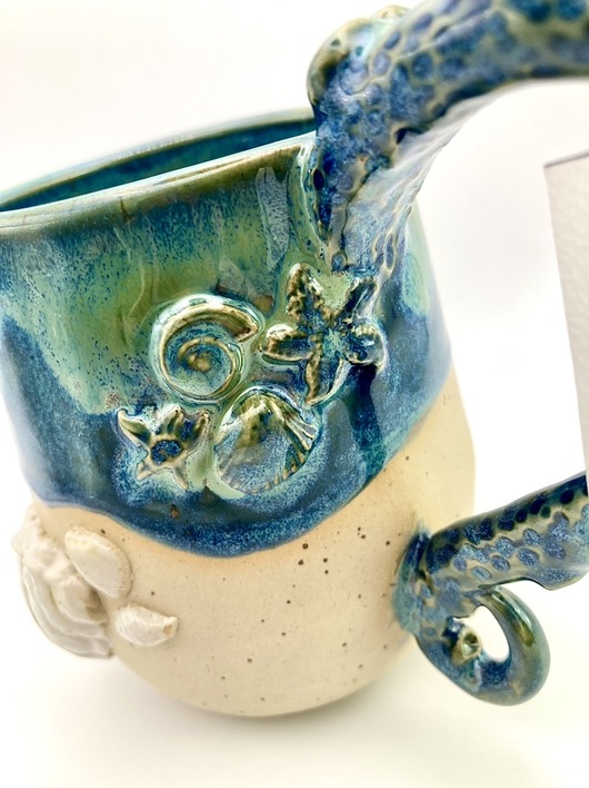 kubki Kubek ceramiczny z motywem ośmiornicy.