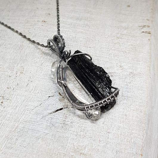 wisiory Kamienie mocy kryształ górski z turmalinem S208