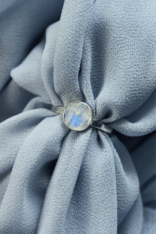 pierścionki srebrne Srebrny pierścionek z kamieniem księżycowym