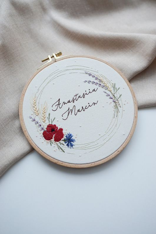 zaproszenia i kartki na ślub Haftowana pamiątka ślubu z drukowaną dedykacją na odwrocie