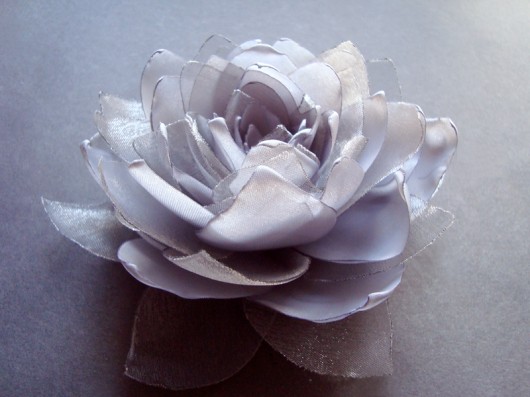 SREBRZYSTA SZAROŚĆ SundayRose