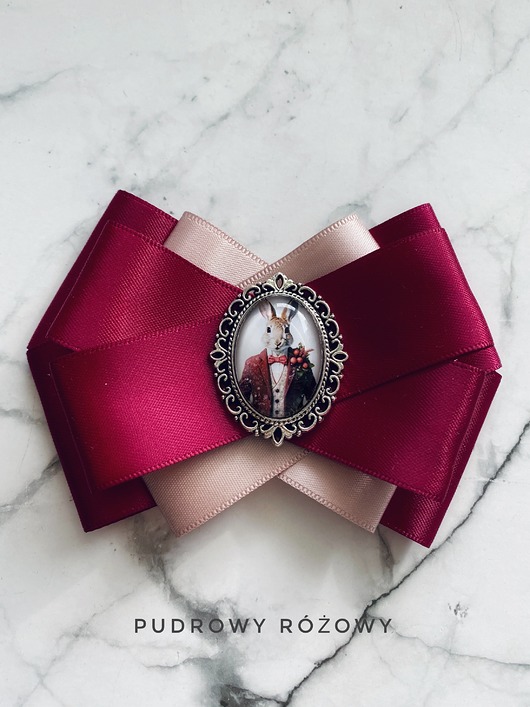 broszki Brosza z Zającem  zamkniętym  pod kaboszonem NEW