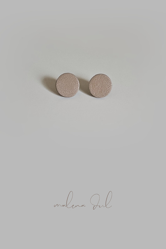 kolczyki - inne Małe kolczyki koła beżowe, minimalistyczne kolczyki, skóra naturalna