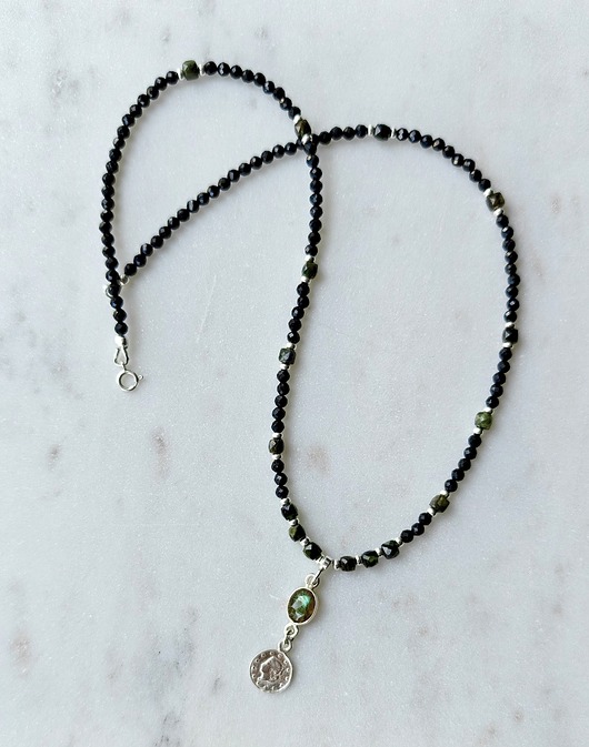 srebrne naszyjniki Nastrojowy naszyjnik z turmalinów z zawieszką, srebrny