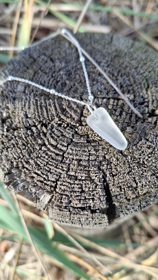 srebrne naszyjniki Subtelny naszyjnik z prawdziwym szkłem bałtyckim