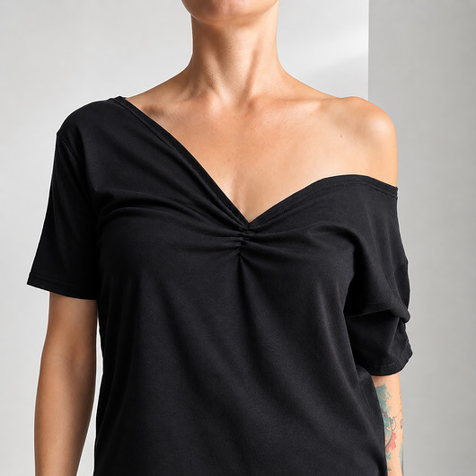t-shirt damskie Czarna bluzka damska z marszczonym dekoltem z przodu i z tyłu