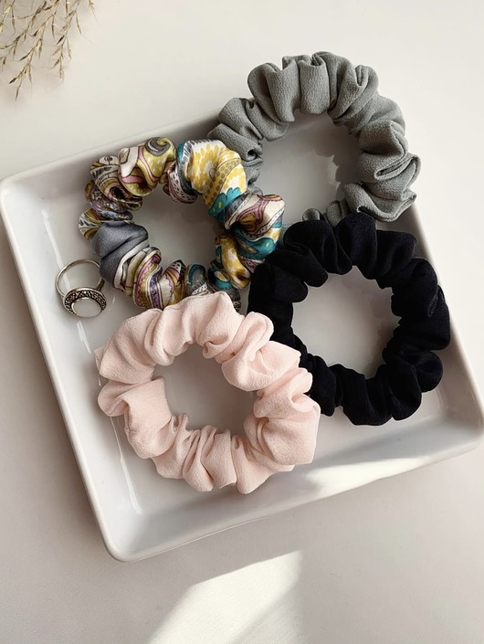 gumki do włosów Zestaw 4  jedwabnych gumek do włosów w wersji mini