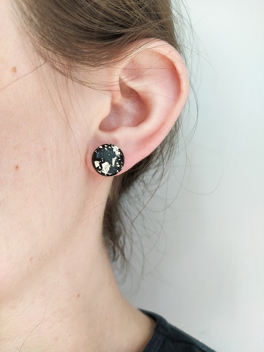 kolczyki z żywicy Czarne eleganckie kolczyki sztyfty ze złoceniami