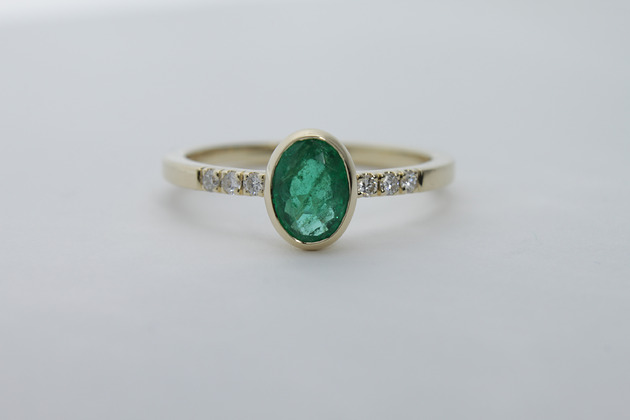 pierścionki złote Pierścionek złoty ze szmaragdem i brylantami