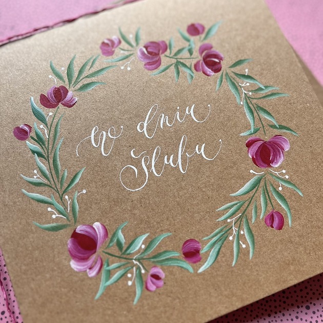 kartki scrapbooking Kartka ślubna ręcznie malowana i kaligrafowana rustykalna z wiankiem peonii