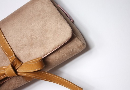 Kopertówka nude + leather + bow Zuzia Górska