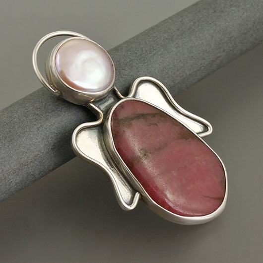 wisiory Duży rodonitowy anioł - broszka / wisior