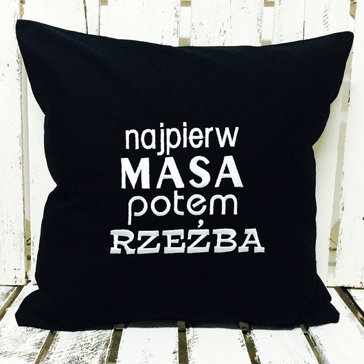 Poduszka NAJPIERW MASA POTEM RZEŹBA 40x40cm Majunto